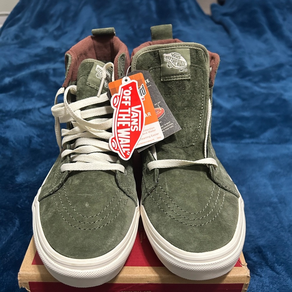 Brand New, Never Worn High Top Vans
Size 10